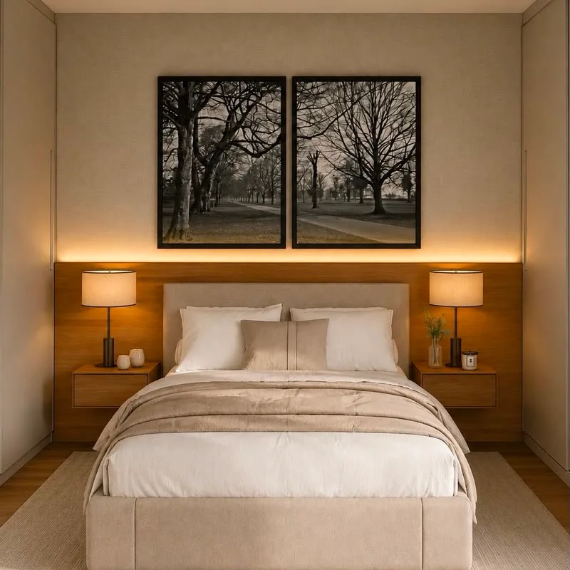 Design de interiores de quarto com cabeceira amadeirada e iluminação embutida